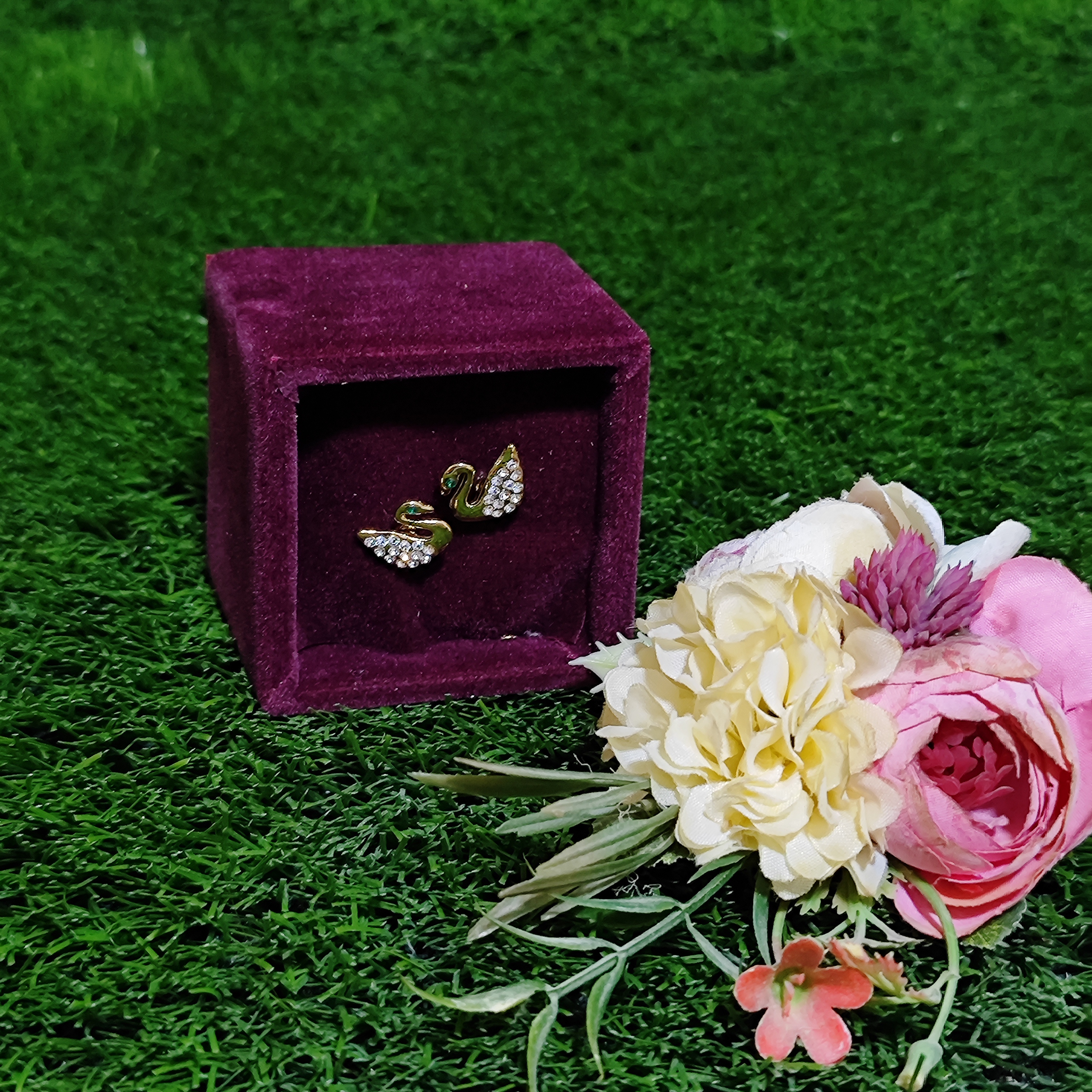 گوشواره طرح قو استیل رنگ ثابت  طلایی ضد حساسیت